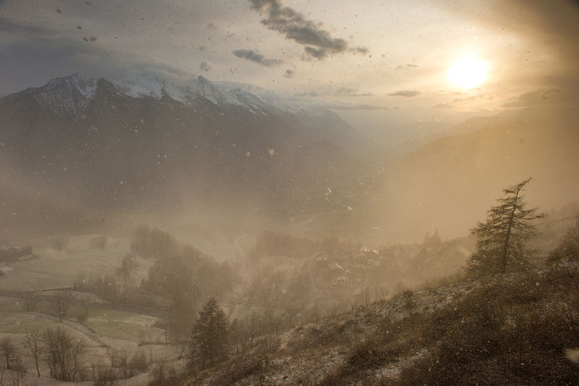A Photographer Who Isn’t a Fan of Sunsets 4 A sunset during a snowfall in Aosta Valley, Italy