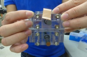 This solar-charged battery, developed in the lab of Song Jin at the University of Wisconsin–Madison, directly stores energy from sunlight in a tank. DAVID TENENBAUM 
