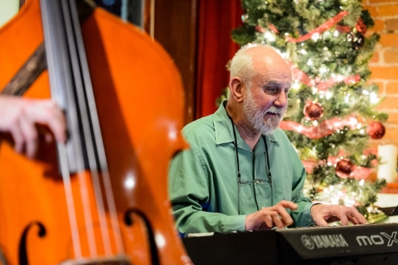 Fred Blattner, an emeritus professor of genetics and an entrepreneur, plays electric piano during the Sunday Jazz Jam at The Rigby Bar and Grill in downtown Madison on Dec. 4. PHOTO: JEFF MILLER 